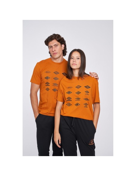 CAMISETA UMBRO HISTORIC LOGOS GRAPHIC TEE PUMPKIN SPICE