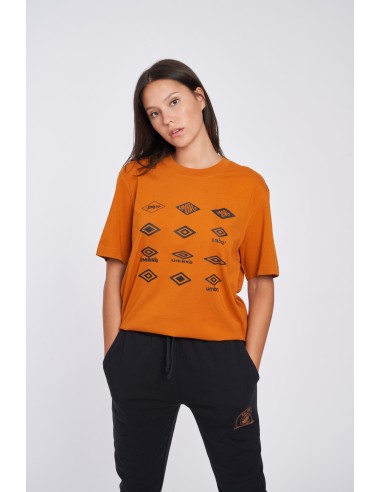 CAMISETA UMBRO HISTORIC LOGOS GRAPHIC TEE PUMPKIN SPICE