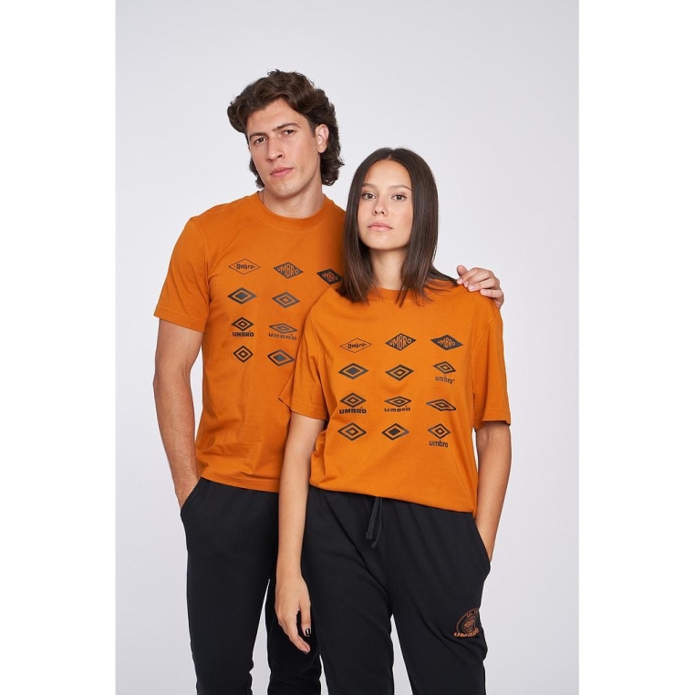 CAMISETA UMBRO HISTORIC LOGOS GRAPHIC TEE PUMPKIN SPICE